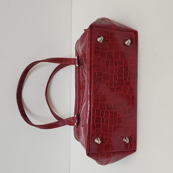 Vintage 90's Women's Burgandy Faux Alligator Leather Handbag - Picture 2 of 12